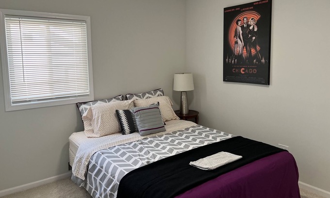Romeoville House | 🦋 Amazing 3BR Condo, King Bed With Free Parking 🦋