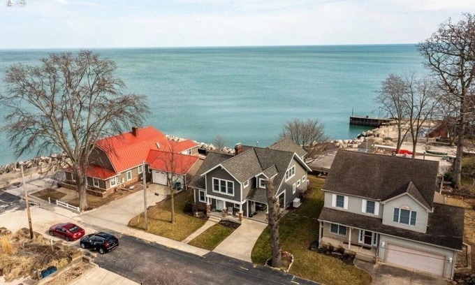 Huron House | Amazing 4 Bdrm House-Lake Views, Beach, near Cedar Point
