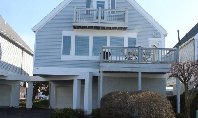 Port Clinton House | AMAZING! 4Bed/3Bath Water's Edge Beach House with Pool and Hot Tub!