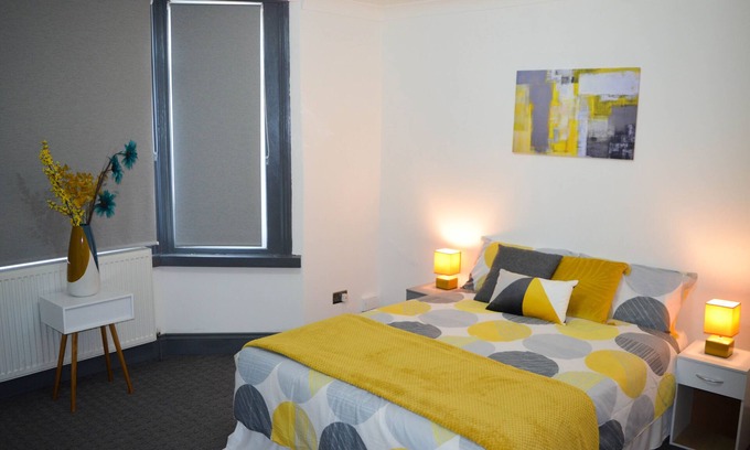 Feltham North House | Amazing 5 Bedroom Home Away From Home
