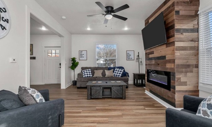 South Hyde Park House | Amazing 6 bdrm Home/Downtown KC/Near Plaza/UMKC