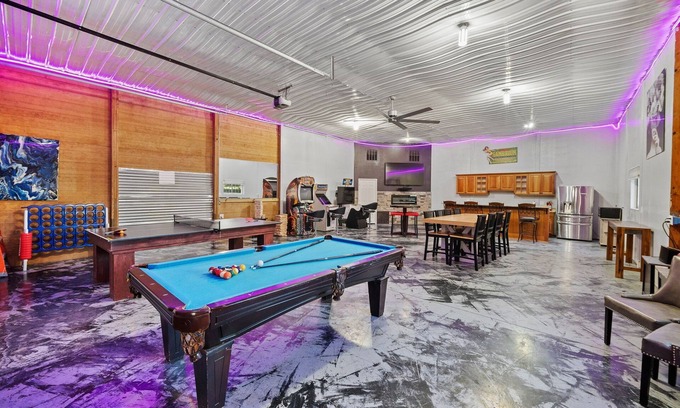 West Des Moines House | AMAZING & A PARTY BARN… HOT TUB, PL TBl, PNG PNG, & ARCADE! ACCESS TO POOLS!