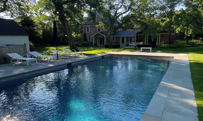 East Hampton North House | Amazing Amagansett/EH Getaway. Walk to town and Beach. Hot tub and Pool!