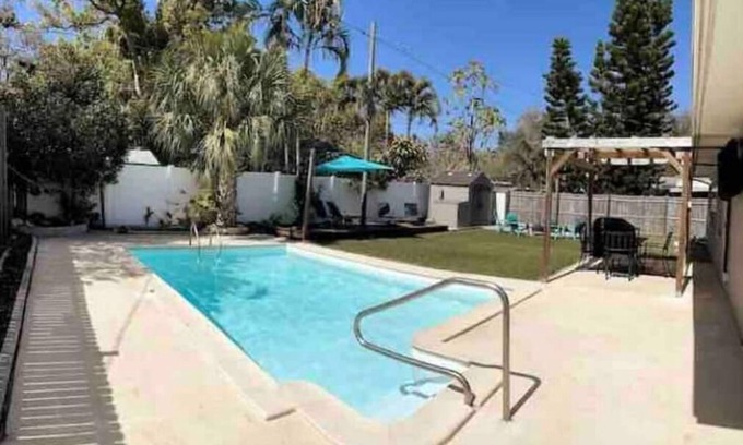 Largo House | Amazing Backyard!Heated Pool,outside TV, Pet Friendly, Close to Beaches,3 bikes