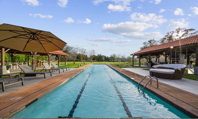 Cedar Lane House | AMAZING! Beautiful Country House. - Access to River, Olympic pool, Sleep 24.
