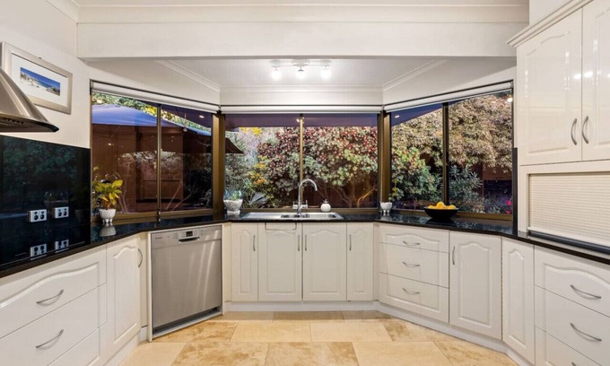 Skye House | Amazing city view in Skye Hot Spa Sauna pool