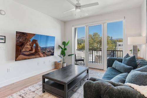Downtown Salt Lake City Apartment | Amazing Deluxe 1BR Pool Gym HTub