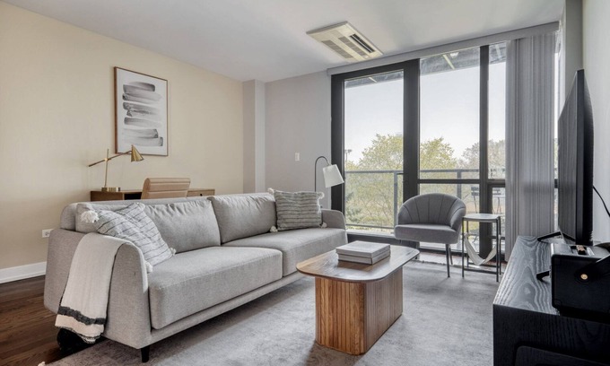 Edgewater Beach Apartment | Amazing Edgewater 2BR, nr Lake Michigan, by Blueground