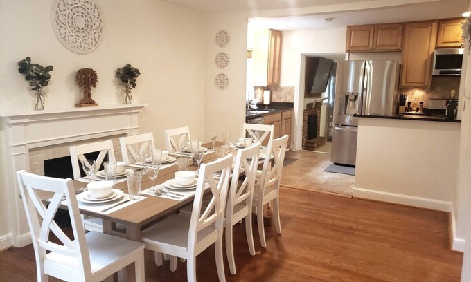 Annandale House | Amazing Escape - 3BD, 1BTH, Private Deck near DC