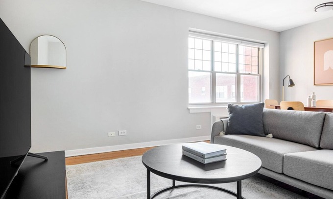 Evanston Apartment | Amazing Evanston 2BR, 1 mile from Northwestern campus, by Blueground