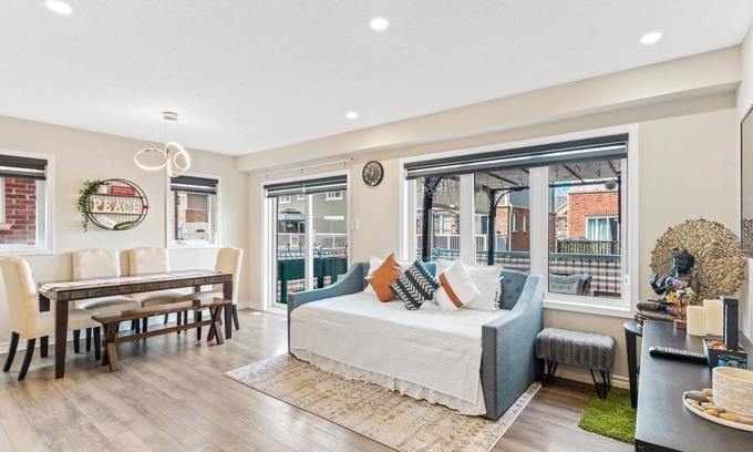 Brampton House | Amazing Family House in Brampton ~ Theatre ~ Gym