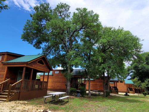 Pipe Creek House | Amazing Family Vacations in Nature in this Cute Log Cabin near Austin, Texas
