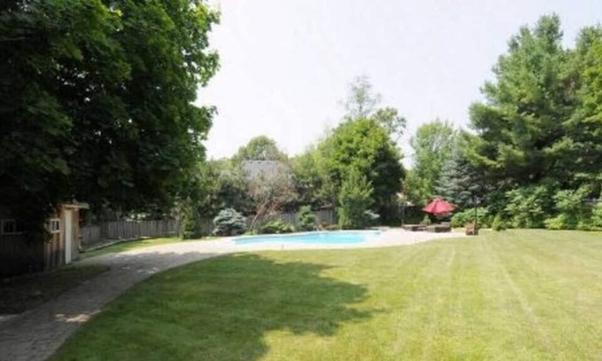 Clarkson-Lorne Park Villa | Amazing Getaway in Lorne Park