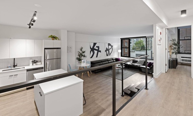 Rush and Division Apartment | ☀️Amazing Gold Coast Apt w/ Rooftop Pool & Gym☀️