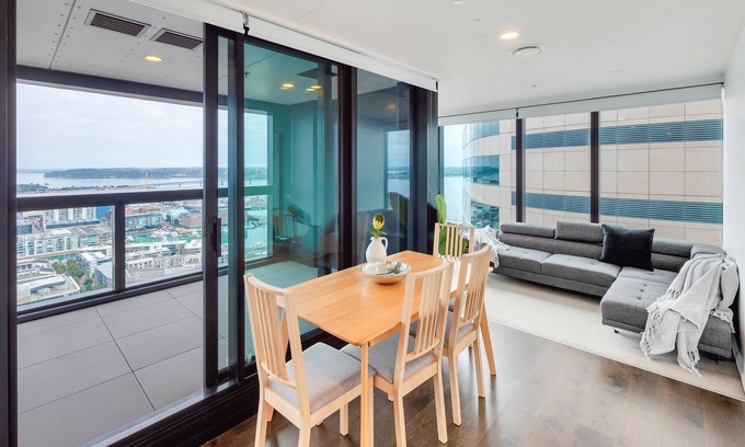 Auckland Central Business District Apartment | Amazing Harbour, Skytower & Rangitoto Views