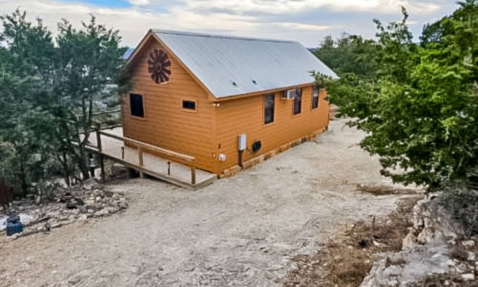 Fredericksburg Cabin | Amazing Hill country cabin with canyon views, furnished deck, grill, & AC