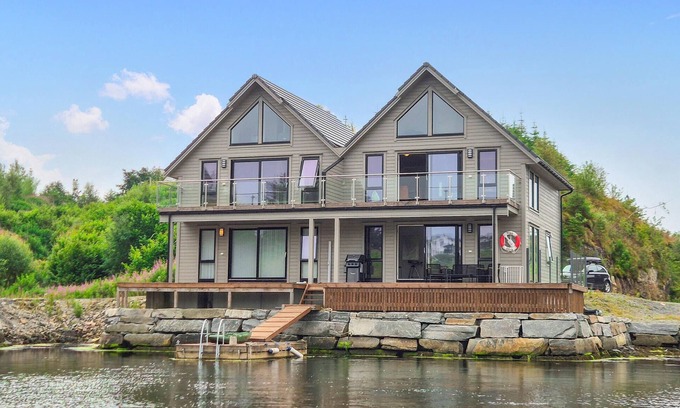 Meling House | Amazing home in Bremnes with WiFi