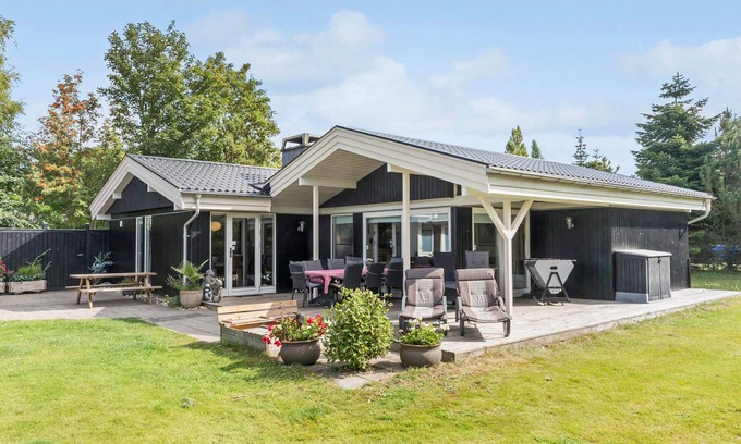 Bøtø By House | Amazing home in Væggerløse with WiFi