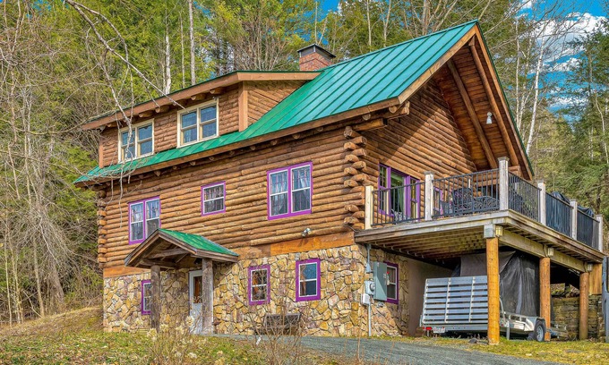 Quechee Cabin | Amazing home on 90 acres - AC, fireplace & great mountain views