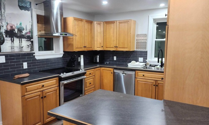 Cambridge House | Amazing home on a huge backyard right near downtown, costco, movie.Pet Friendly!