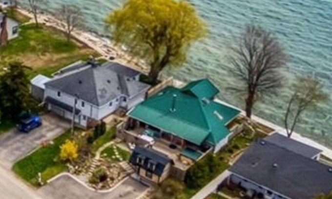 Hamilton Cottage | Amazing Lake house with hottub private yard and lake access. Pet friendly.