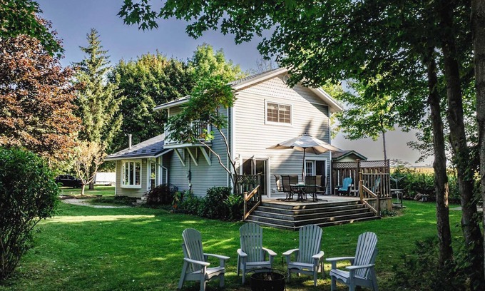 Bluewater Cottage | Amazing Lake View! King Bed- Gas Fireplace