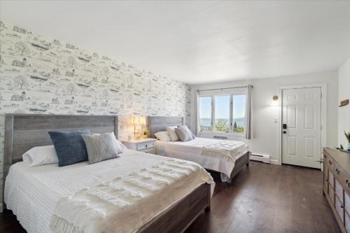 Petoskey House | Amazing Lake Views Remodeled
