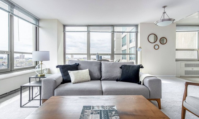 Lake View East Apartment | Amazing Lakeview 1BR w/Rooftop Pool, near Wrigley Field, by Blueground