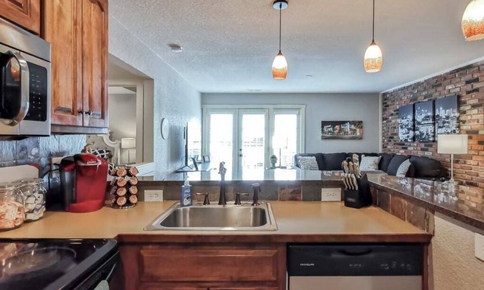 Plaza Westport Condo | Amazing Locale 2KingBR/1BTH