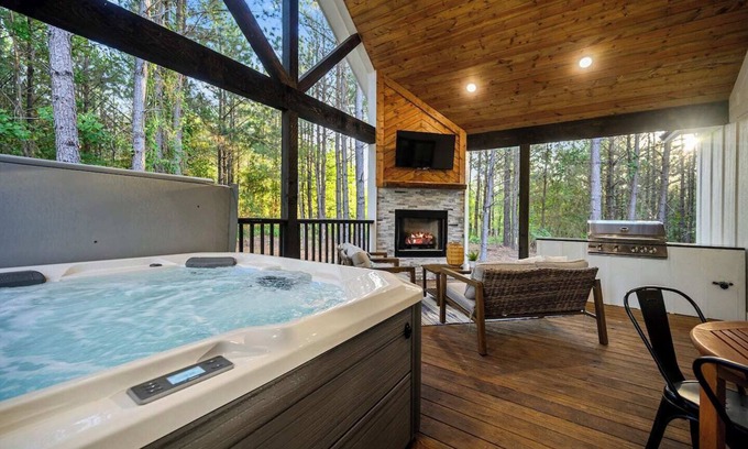 Broken Bow Cabin | Amazing Location on Acre Lot!- A Perfect Landing