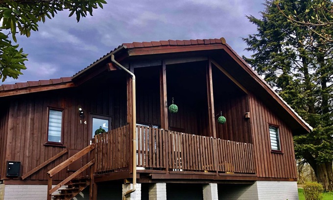 Kilmun Cabin | Amazing Loch Views From Cheerful 2 bed Cabin