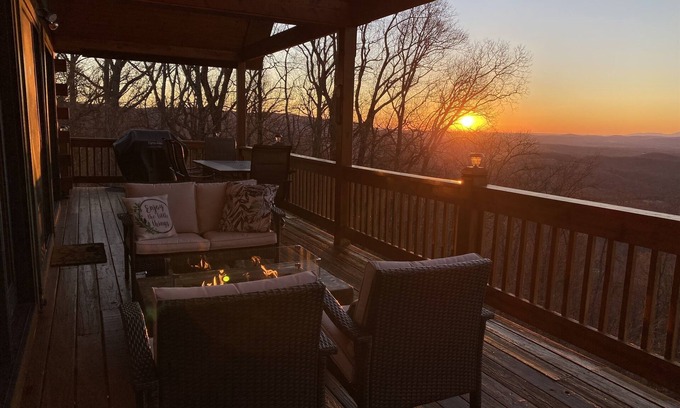 Fancy Gap Cabin | AMAZING Log Cabin off Blue Ridge Parkway with Mountaintop Views over Mt Airy