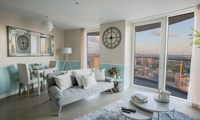 Barking Apartment | Amazing London City Skyline View & Transport Links