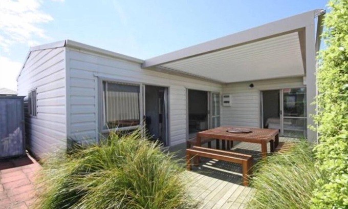 Whangamata House | Amazing Modern Open Plan Bach walk to beach or townnSleeps 8 - large sunny deck