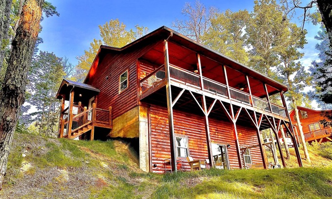 Murphy Cabin | *Amazing Mountain Views at the 2-Story Highland Hideaway*