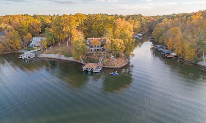 Macon House | AMAZING PANORAMIC LAKE GASTON VIEWS IN THIS EXECUTIVE 6 BEDROOM HOME