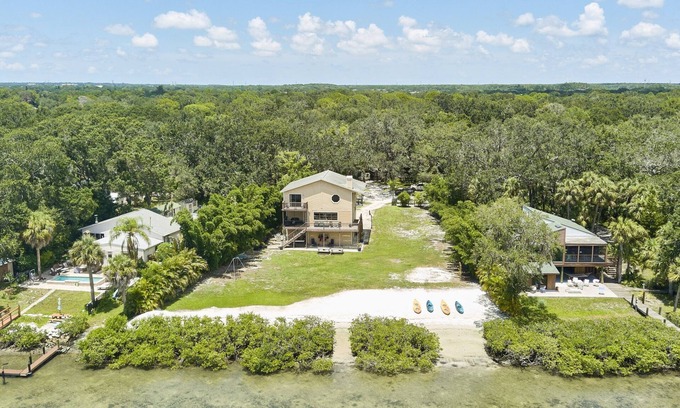 Bearss Plaza House | Amazing Private Beach Home