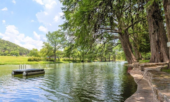 Hunt House | Amazing Private Riverfront! Rope swing, floating and concrete Dock! Sleeps 10!