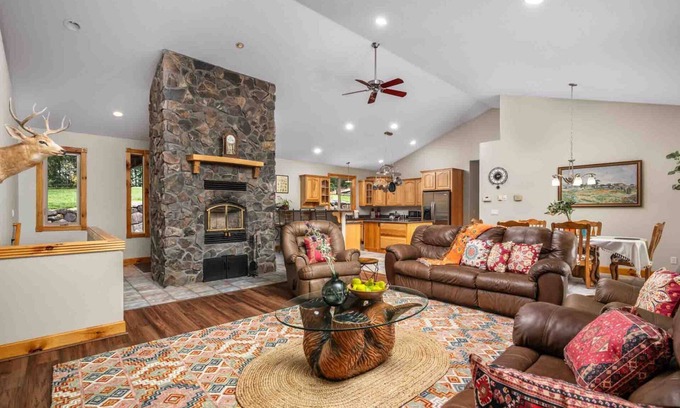 Yamhill House | Amazing Private Wine Country Retreat, Pet Friendly, Valley Views, Huge Game Room, BBQ, Wine Tasting