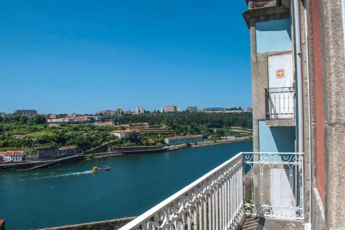Uniao de Freguesias do Centro Apartment | Amazing Riverside Balcony 2Br Apartment