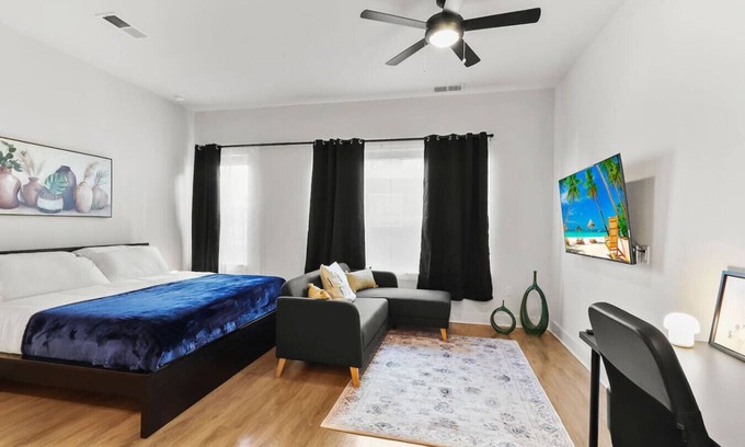 North Hyde Park Apartment | Amazing Studio | King Suite | Pool & Gym | Central