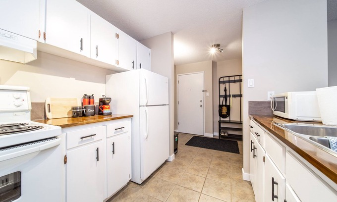 North Central Edmonton Apartment | Amazing Studio Suite & Workspace