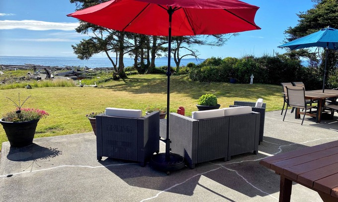 Oak Harbor House | Amazing Sunsets, Westside Beachfront, Resident Eagles & Fire Pit for S’mores!