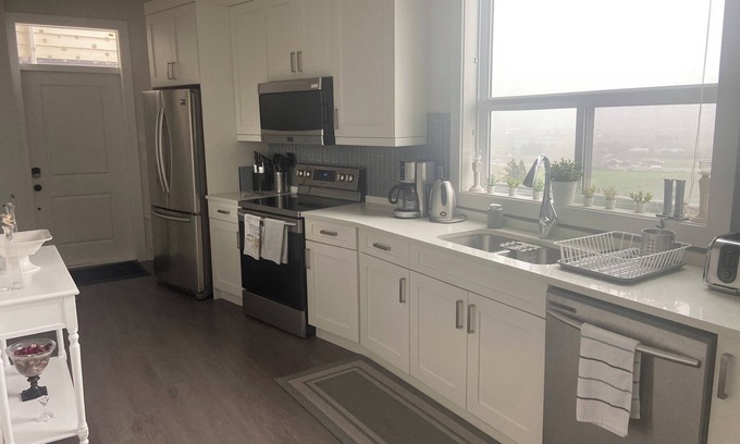 Upper Ten Oaks House | Amazing Valley View - modern 2 bedroom suite