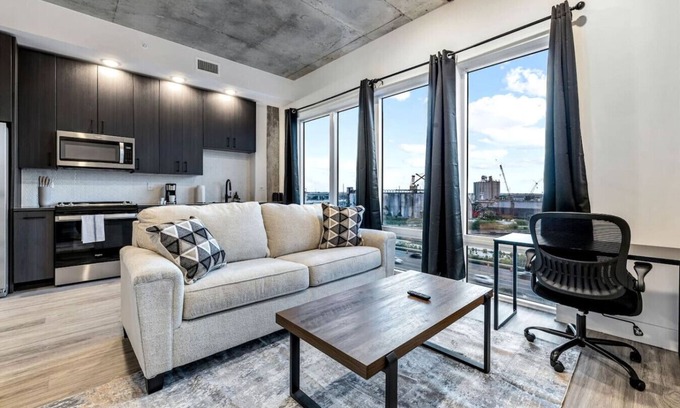 Channel District Apartment | Amazing view | Channelside | Mins to DT!