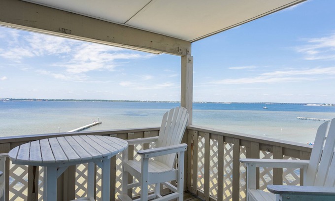 Pensacola Beach Condo | Amazing View from this Contemporary, Upscale Condo, Parking, Pool - Baywatch E10