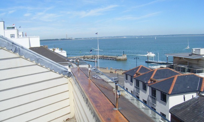 Cowes Apartment | Amazing views of the Solent, situated in the heart of Cowes Old Town.