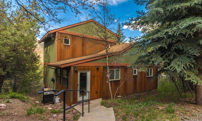 Idlewild Estates House | Amazing Views - Wrap-Around Deck - Secluded Home