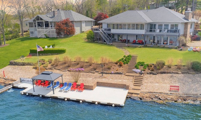 Bella Vista House | Amazing Waterfront Family Home+Game Room+2 Kitchens+Firepit+Kayaks+Boat Dock