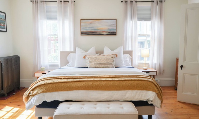 West End Apartment | Amazing West End apartment walkable to downtown and the waterfront.